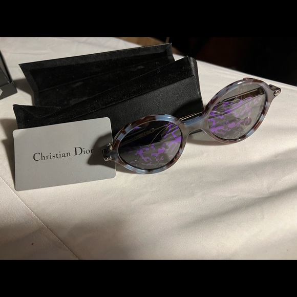 Gold / Lens Color: Blue
Frame Material: Plastic (Acetate)/Metal

Made in Italy - Picture 2 of 7